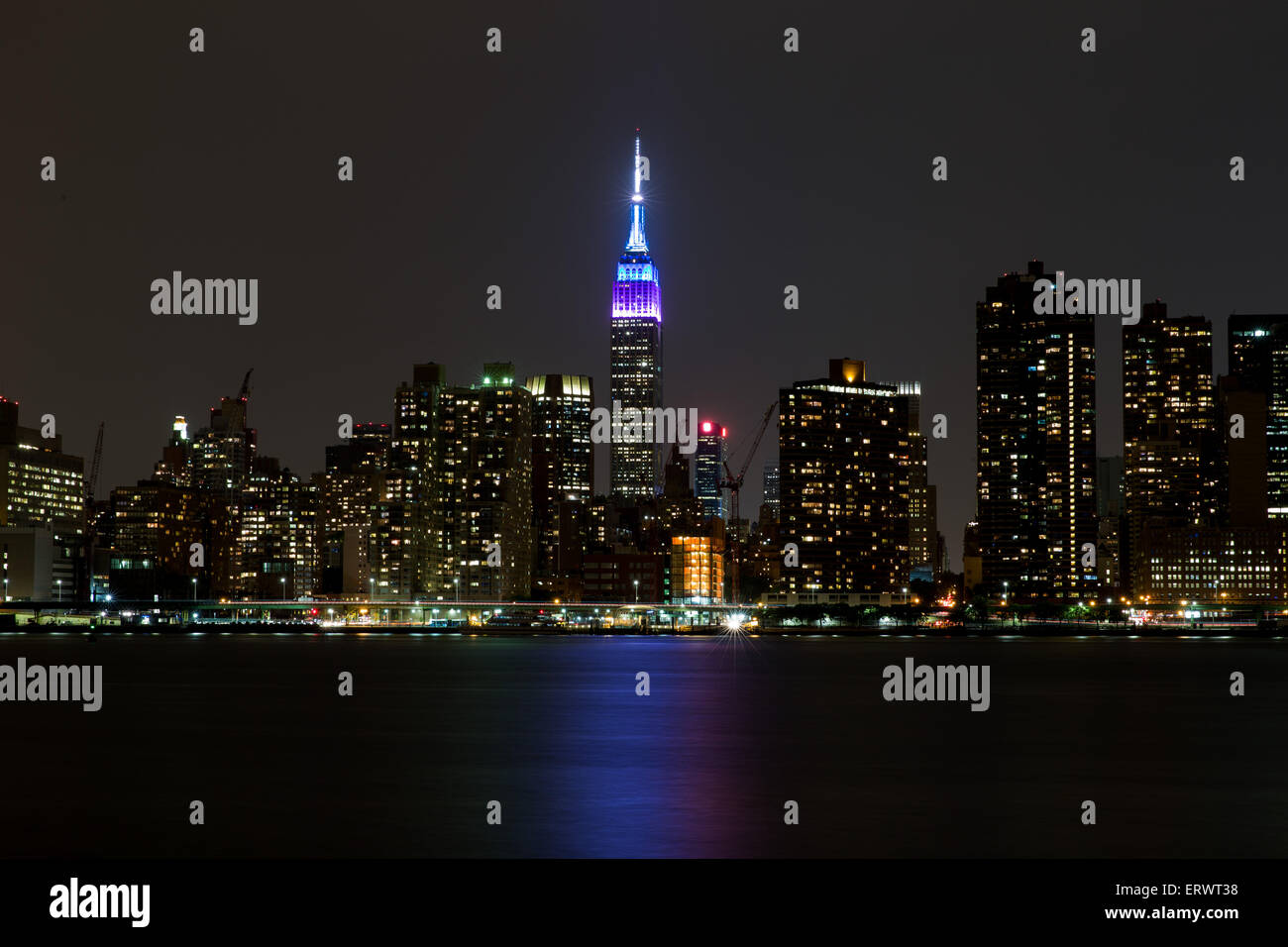 New York, Stati Uniti d'America. 8 Giugno, 2015. Foto scattata il 8 giugno 2015, mostra l'iconica Empire State Building è accesa in viola, blu e bianco in onore del mondo degli oceani Giorno in New York, Stati Uniti. Le Nazioni Unite il lunedì ha segnato il mondo degli oceani giorno, chiedendo alla comunità internazionale di promuovere azioni per una sana oceano per il bene di un pianeta sostenibile. © Li Muzi/Xinhua/Alamy Live News Foto Stock