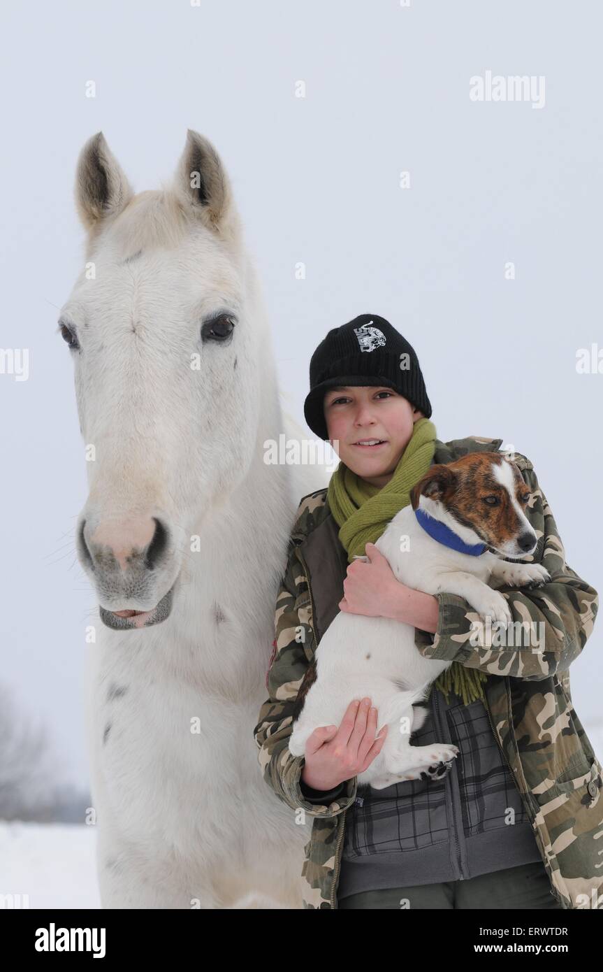 Il ragazzo, cane e Quarter Horse Foto Stock