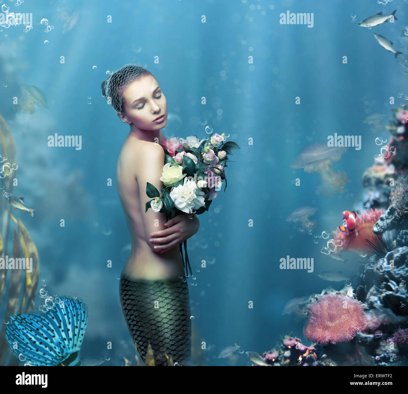 Ispirazione. Donna fantastica con i fiori in acqua Foto Stock