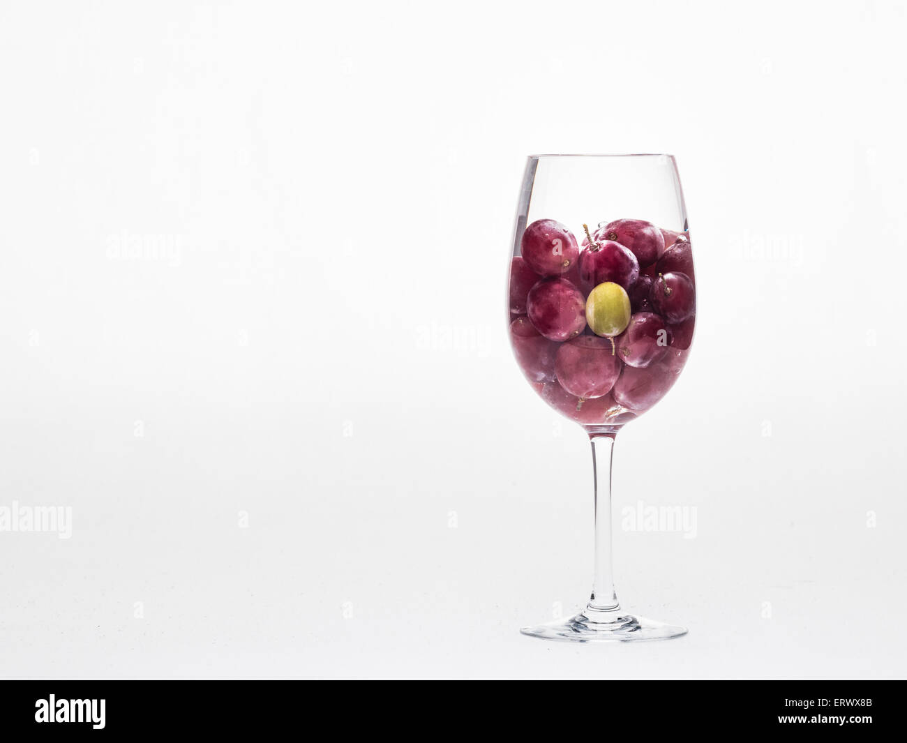 Le uve rosse in vetro del vino Foto Stock