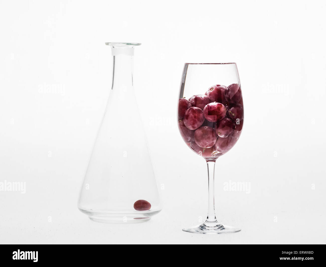 Le uve rosse in vetro del vino Foto Stock