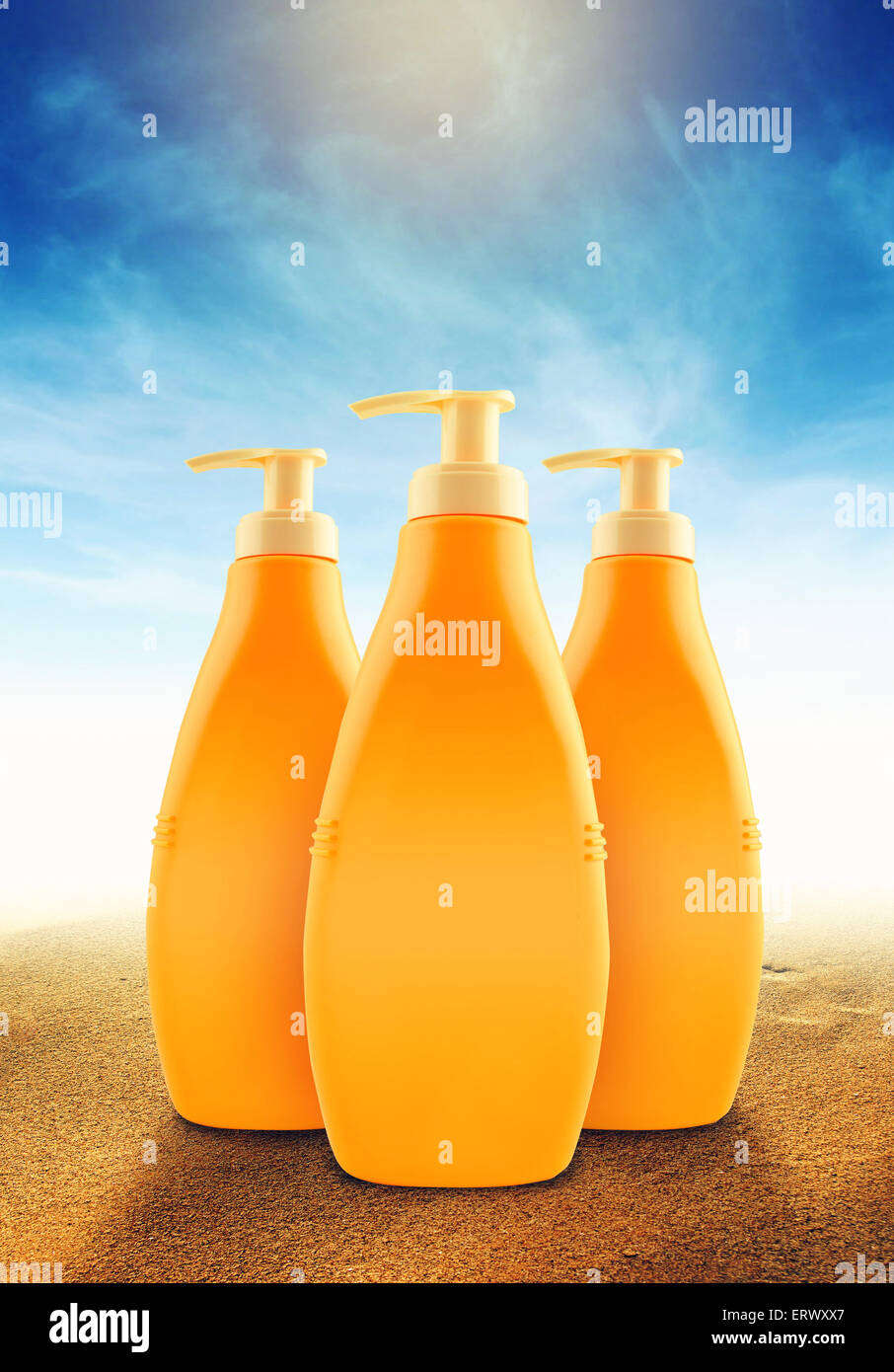 Lozione solare di bottiglie in sabbia sulla soleggiata spiaggia balneare come la copia in bianco lo spazio per testo o grafica Foto Stock