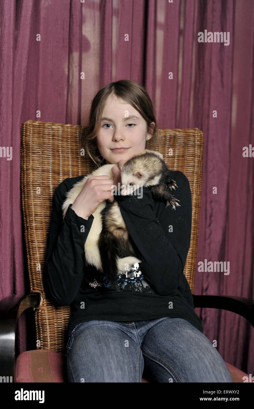 Bambino con i furetti Foto Stock