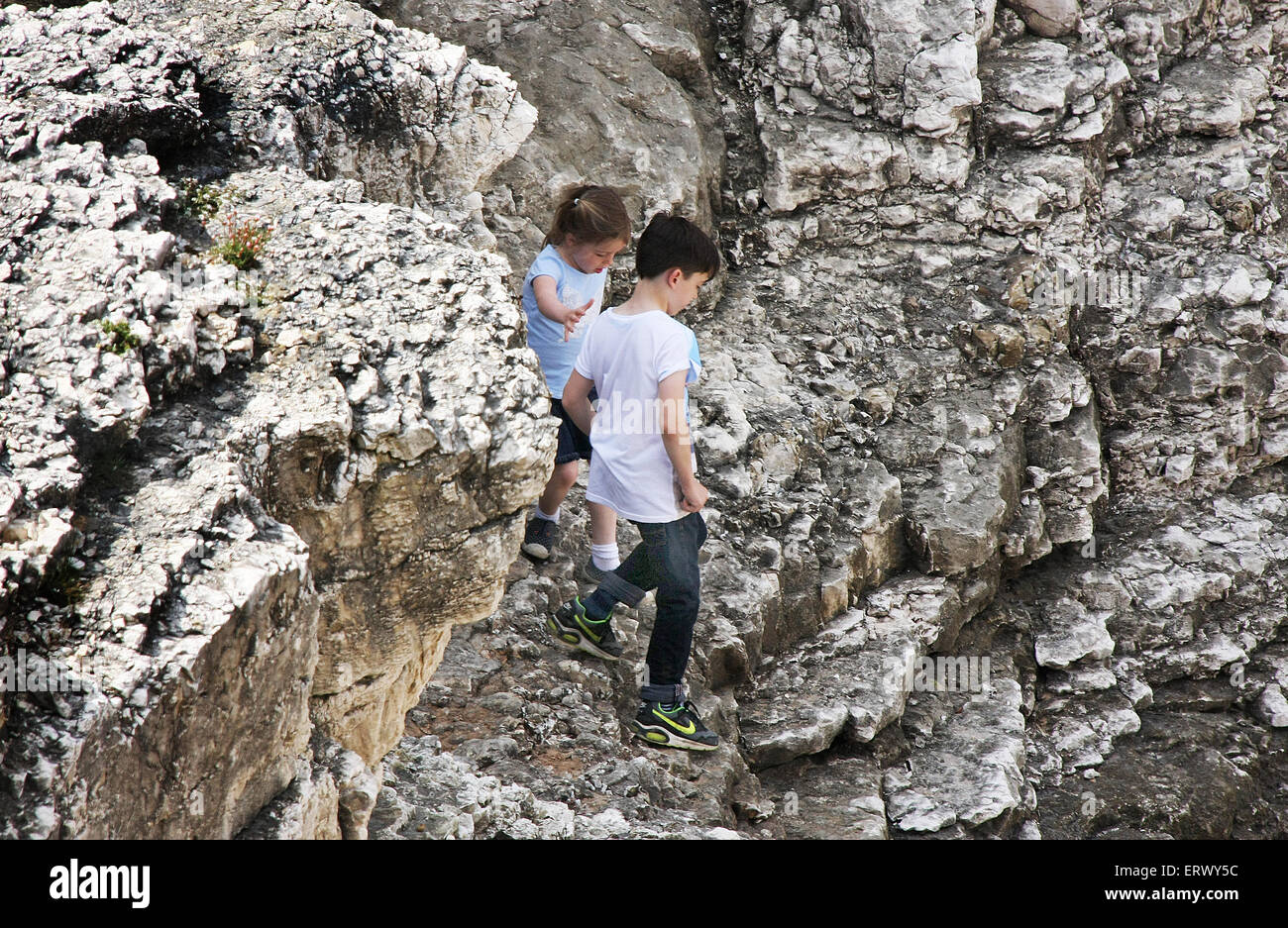 I giovani sulla scogliera percorso in condizioni pericolose. Foto Stock