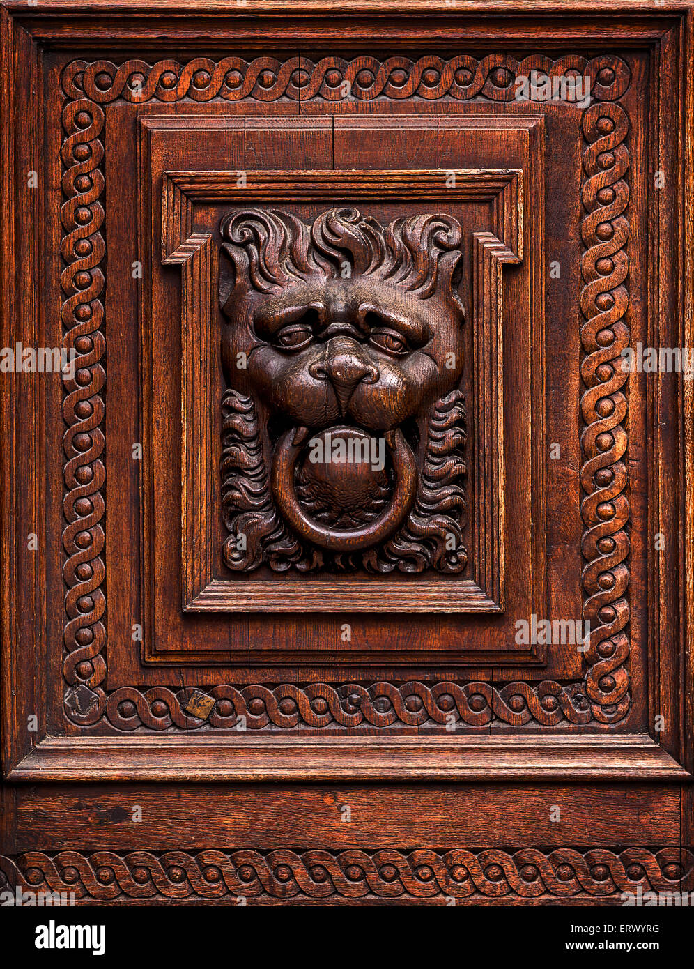 Testa di leone come intaglio del legno nella vecchia Marrone Vintage enorme porta in legno Foto Stock