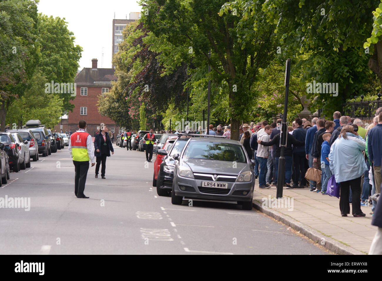 Le code di massiccia per ottenere i biglietti per il quinto giorno del primo test match Inghilterra vs Nuova Zelanda al Lords Cricket Ground Foto Stock