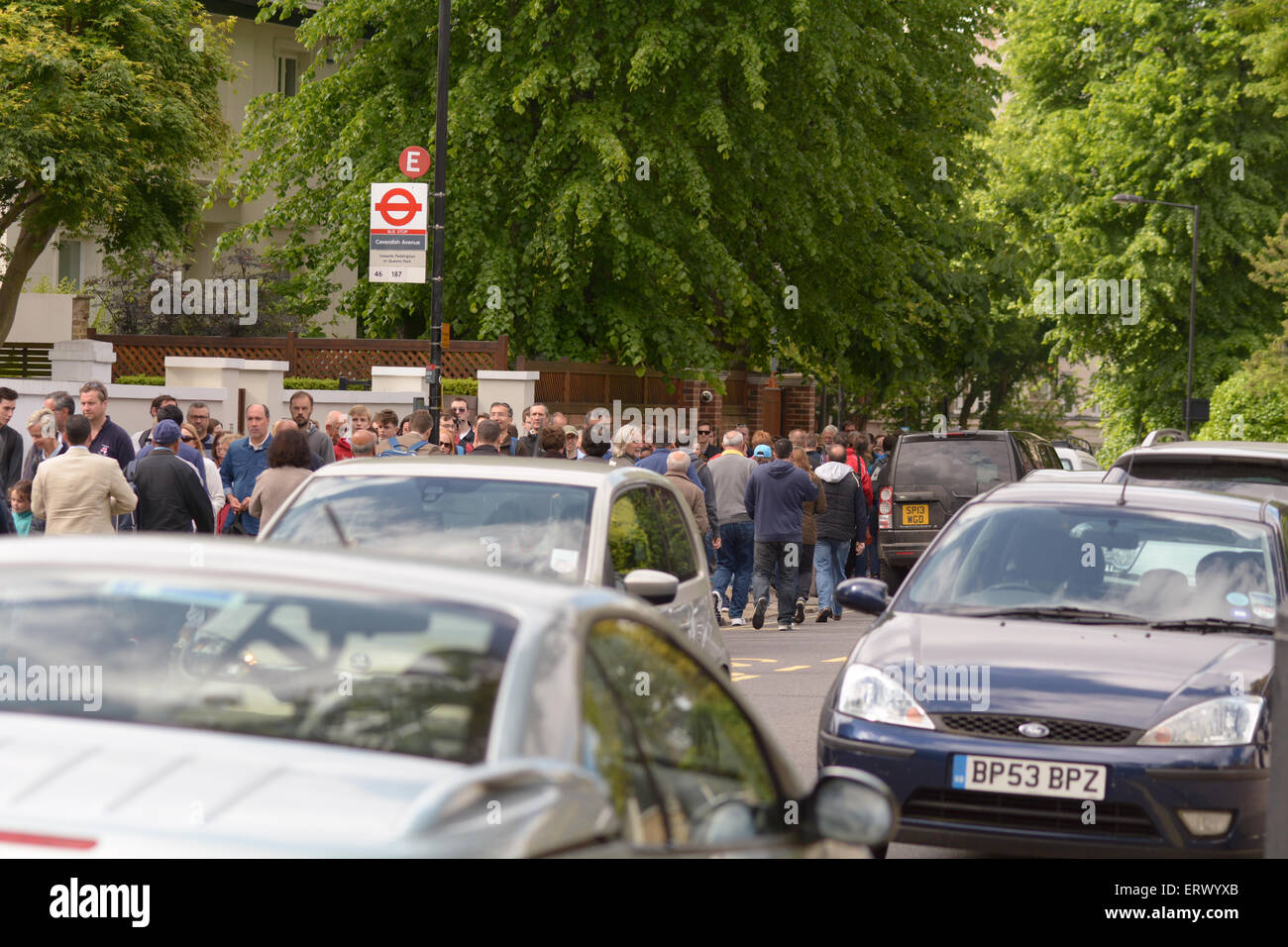 Le code di massiccia per ottenere i biglietti per il quinto giorno del primo test match Inghilterra vs Nuova Zelanda al Lords Cricket Ground Foto Stock