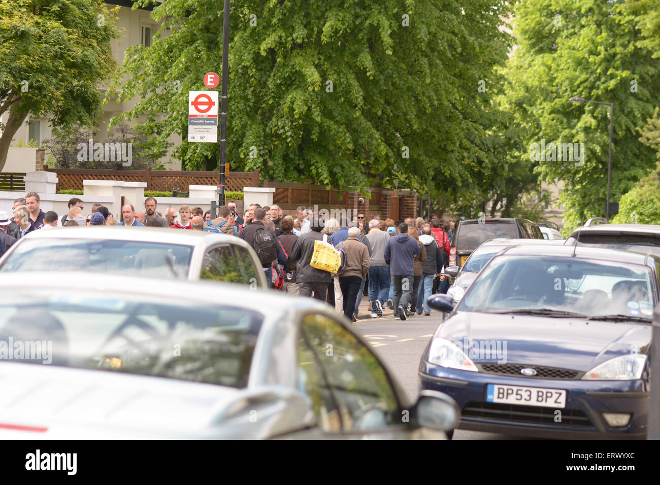 Le code di massiccia per ottenere i biglietti per il quinto giorno del primo test match Inghilterra vs Nuova Zelanda al Lords Cricket Ground Foto Stock