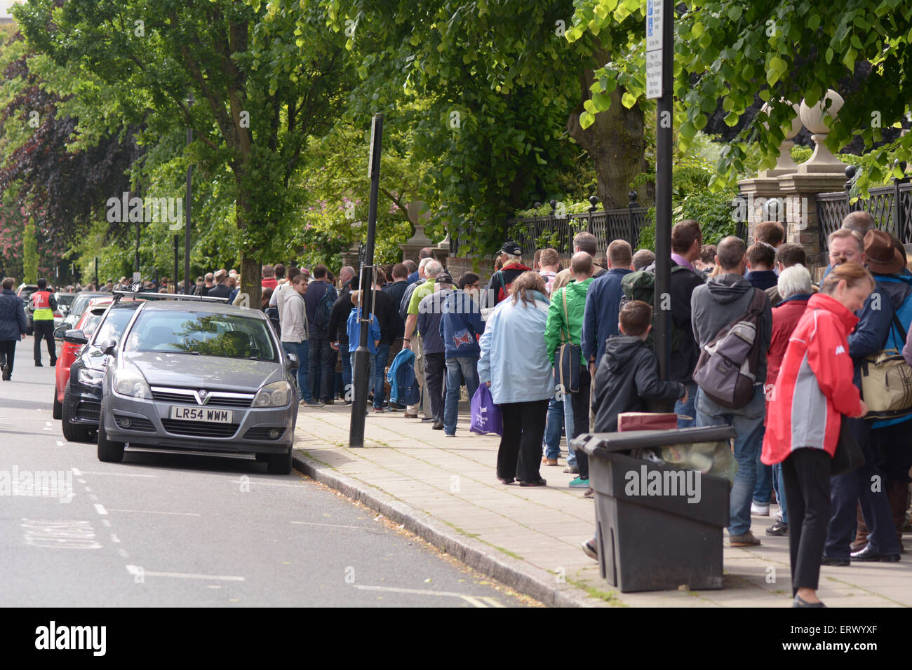 Le code di massiccia per ottenere i biglietti per il quinto giorno del primo test match Inghilterra vs Nuova Zelanda al Lords Cricket Ground Foto Stock