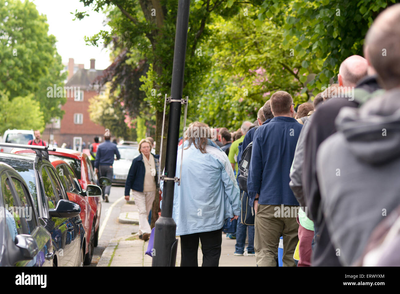 Le code di massiccia per ottenere i biglietti per il quinto giorno del primo test match Inghilterra vs Nuova Zelanda al Lords Cricket Ground Foto Stock