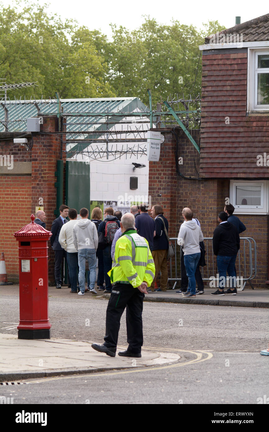 Le code di massiccia per ottenere i biglietti per il quinto giorno del primo test match Inghilterra vs Nuova Zelanda al Lords Cricket Ground Foto Stock