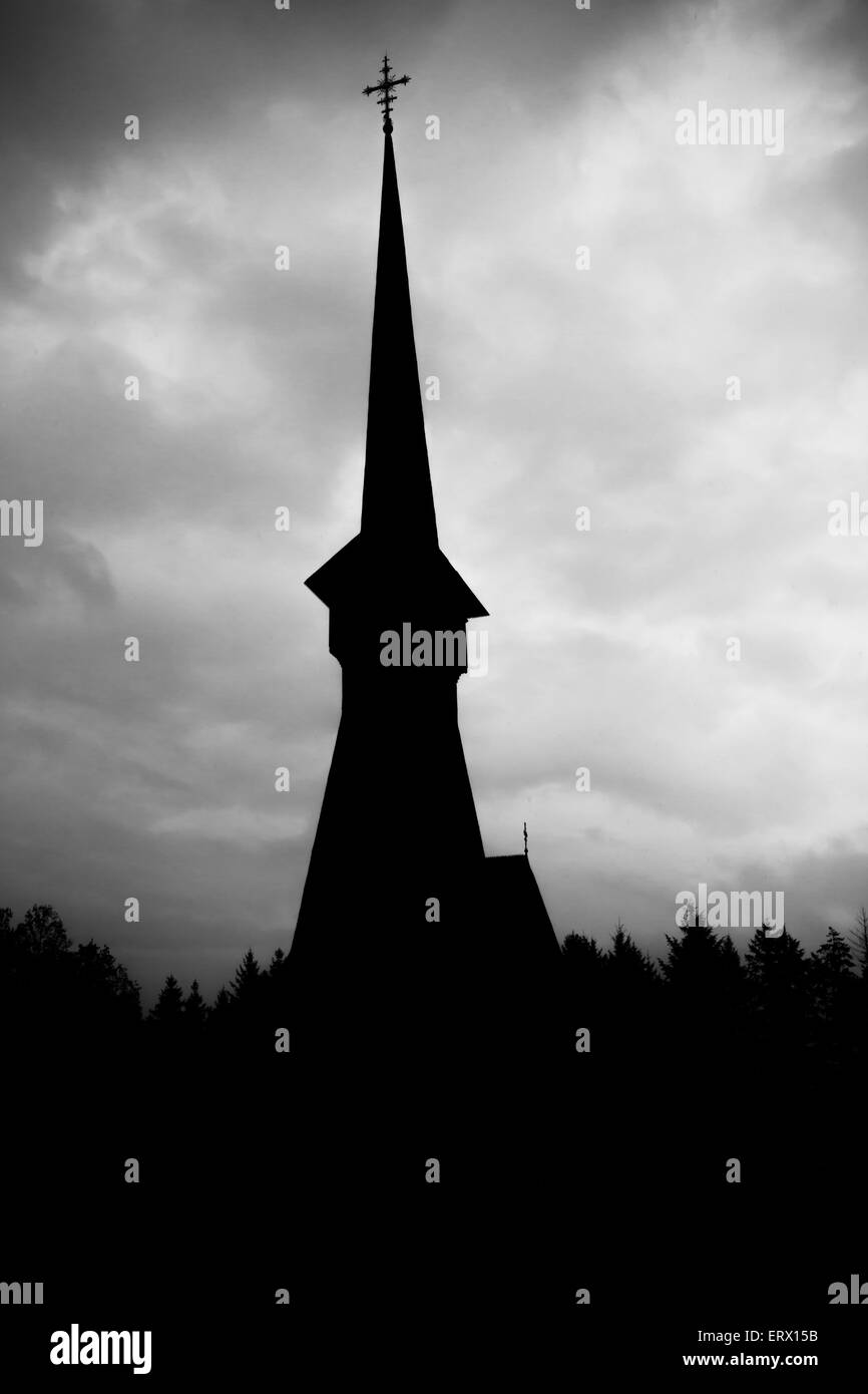 Silhouette del monastero Sapanta-Peri in Maramures, Romania. Il 78 m di altezza della torre della chiesa è il più alto struttura in legno nella UE Foto Stock