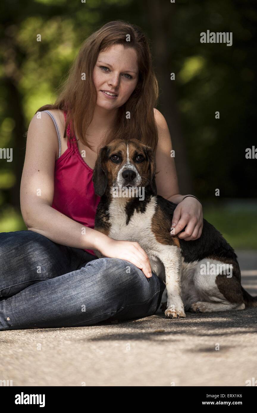 Donna e Beagle Foto Stock