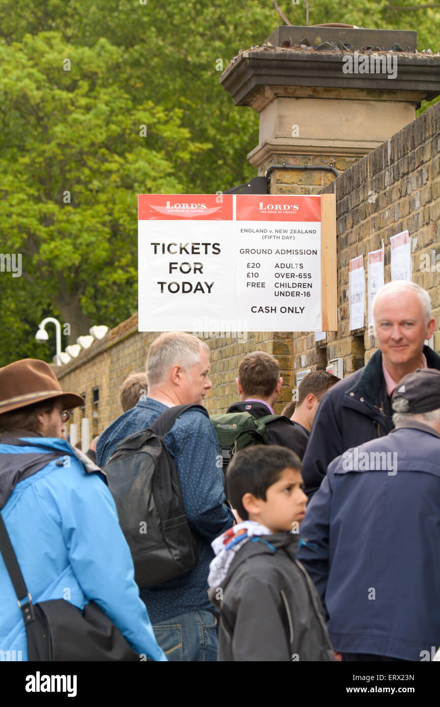Le code di massiccia per ottenere i biglietti per il quinto giorno del primo test match Inghilterra vs Nuova Zelanda al Lords Cricket Ground Foto Stock