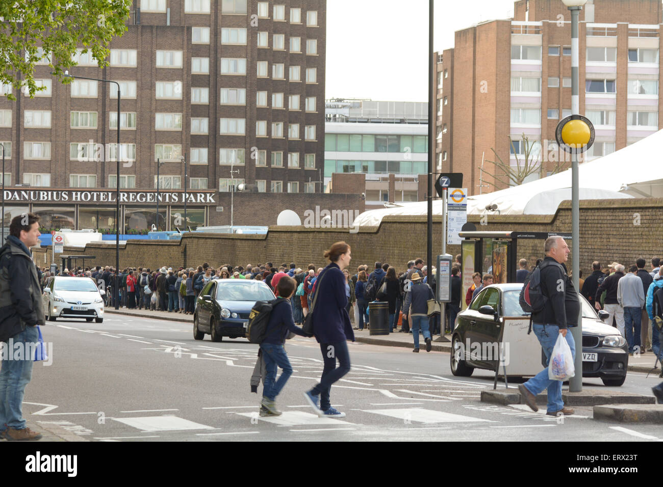 Le code di massiccia per ottenere i biglietti per il quinto giorno del primo test match Inghilterra vs Nuova Zelanda al Lords Cricket Ground Foto Stock