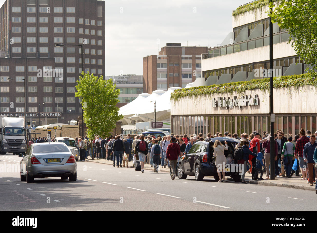 Le code di massiccia per ottenere i biglietti per il quinto giorno del primo test match Inghilterra vs Nuova Zelanda al Lords Cricket Ground Foto Stock