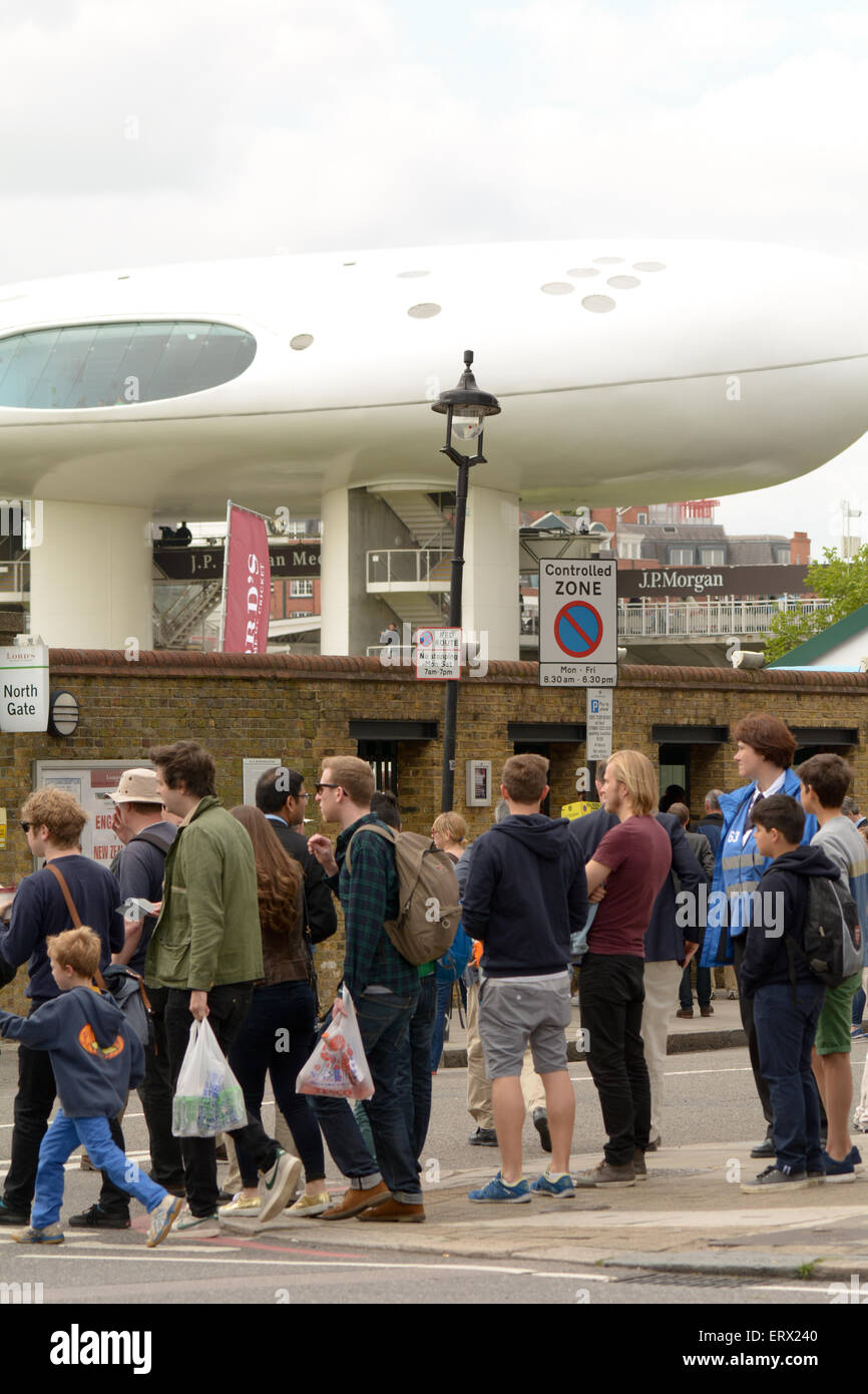 Le code di massiccia per ottenere i biglietti per il quinto giorno del primo test match Inghilterra vs Nuova Zelanda al Lords Cricket Ground Foto Stock