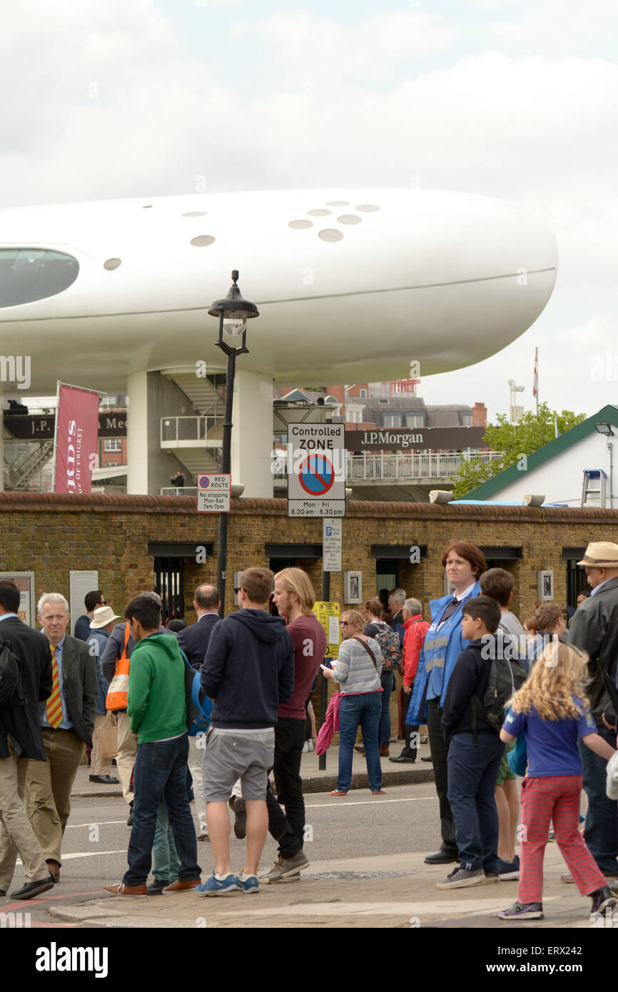 Le code di massiccia per ottenere i biglietti per il quinto giorno del primo test match Inghilterra vs Nuova Zelanda al Lords Cricket Ground Foto Stock