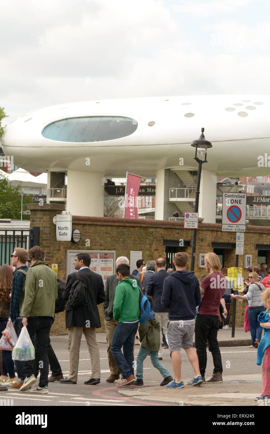 Le code di massiccia per ottenere i biglietti per il quinto giorno del primo test match Inghilterra vs Nuova Zelanda al Lords Cricket Ground Foto Stock