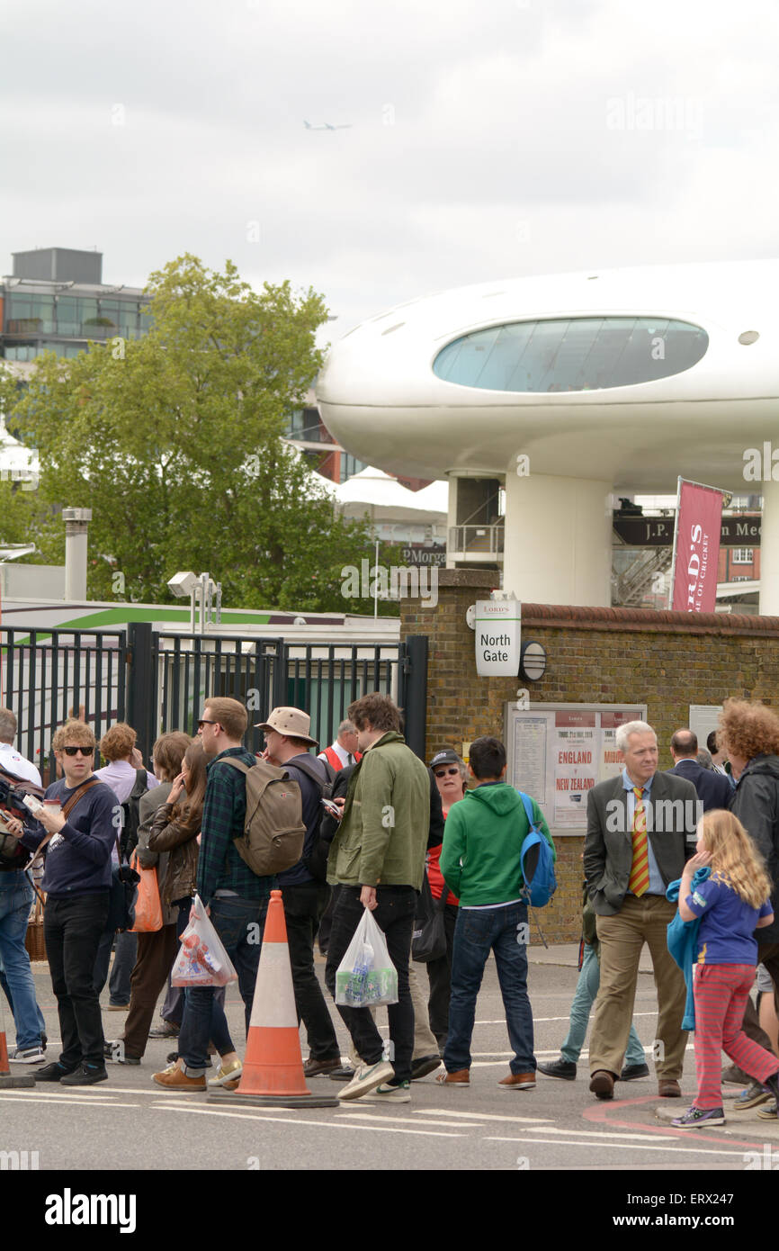 Le code di massiccia per ottenere i biglietti per il quinto giorno del primo test match Inghilterra vs Nuova Zelanda al Lords Cricket Ground Foto Stock