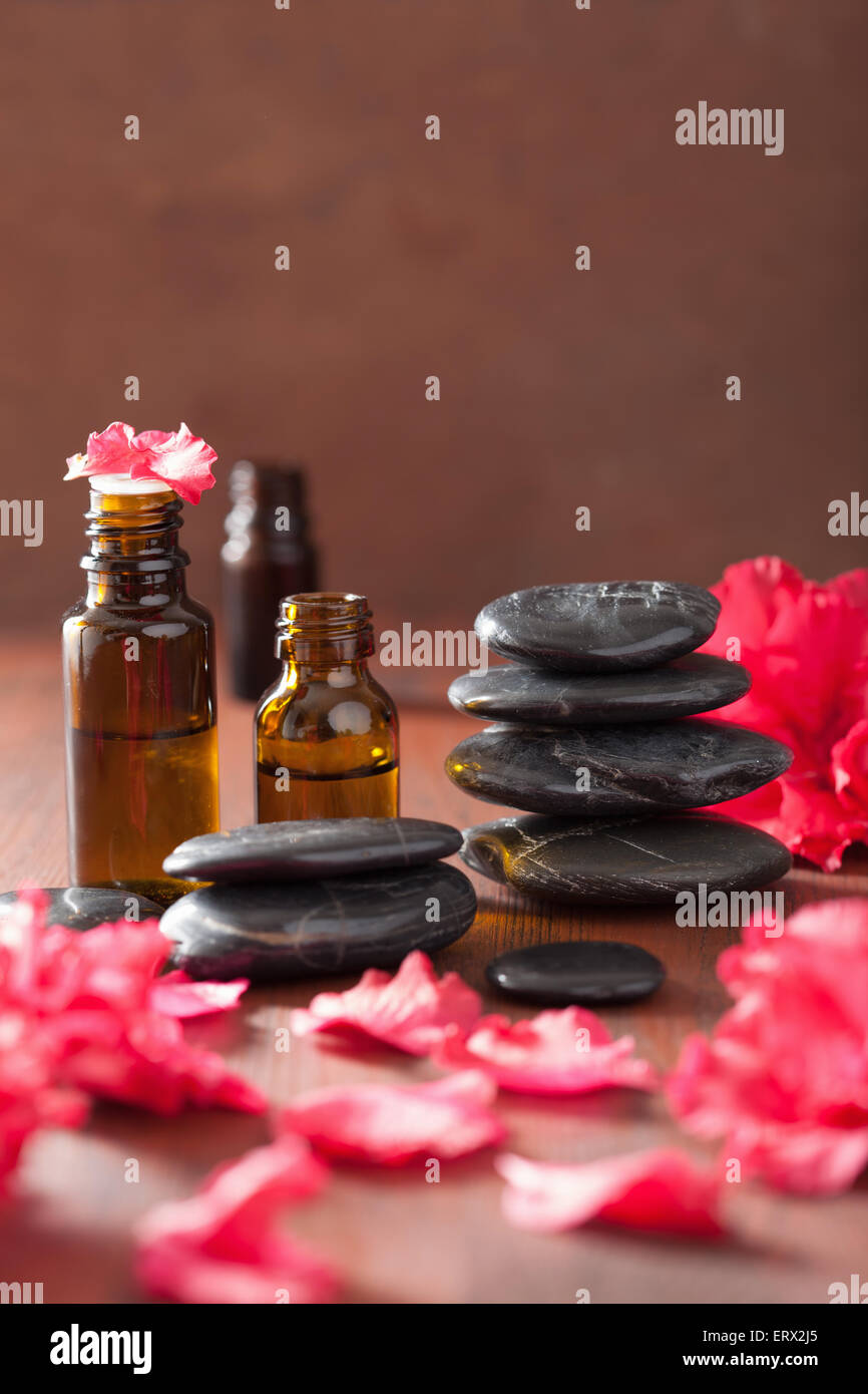 Olio essenziale di fiori di azalea nero pietre Massaggio Foto Stock