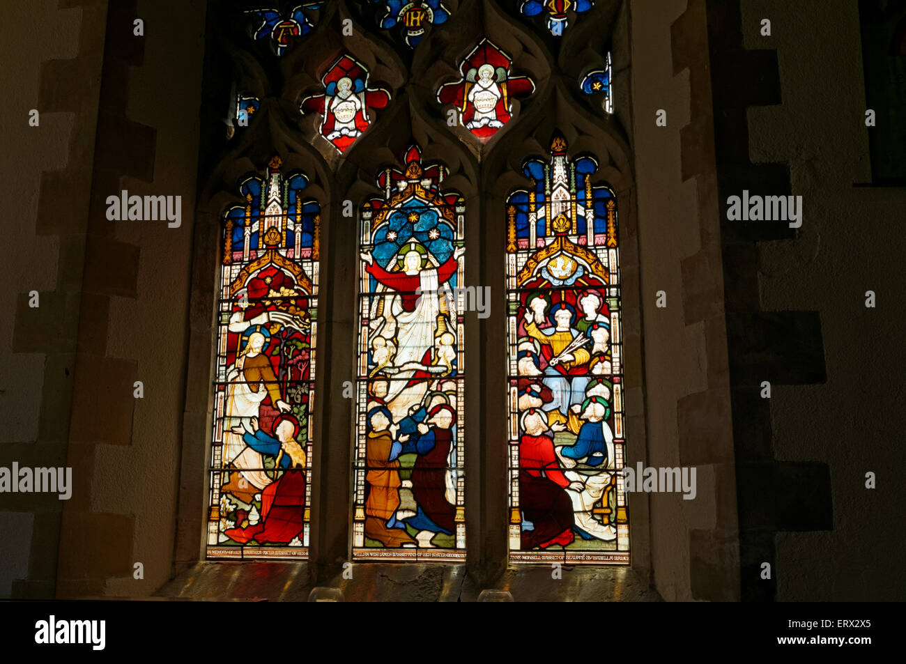 Le finestre di vetro macchiate, sant Ilario la chiesa di Sant'Ilario, Cowbridge, Vale of Glamorgan, South Wales, Regno Unito. Foto Stock