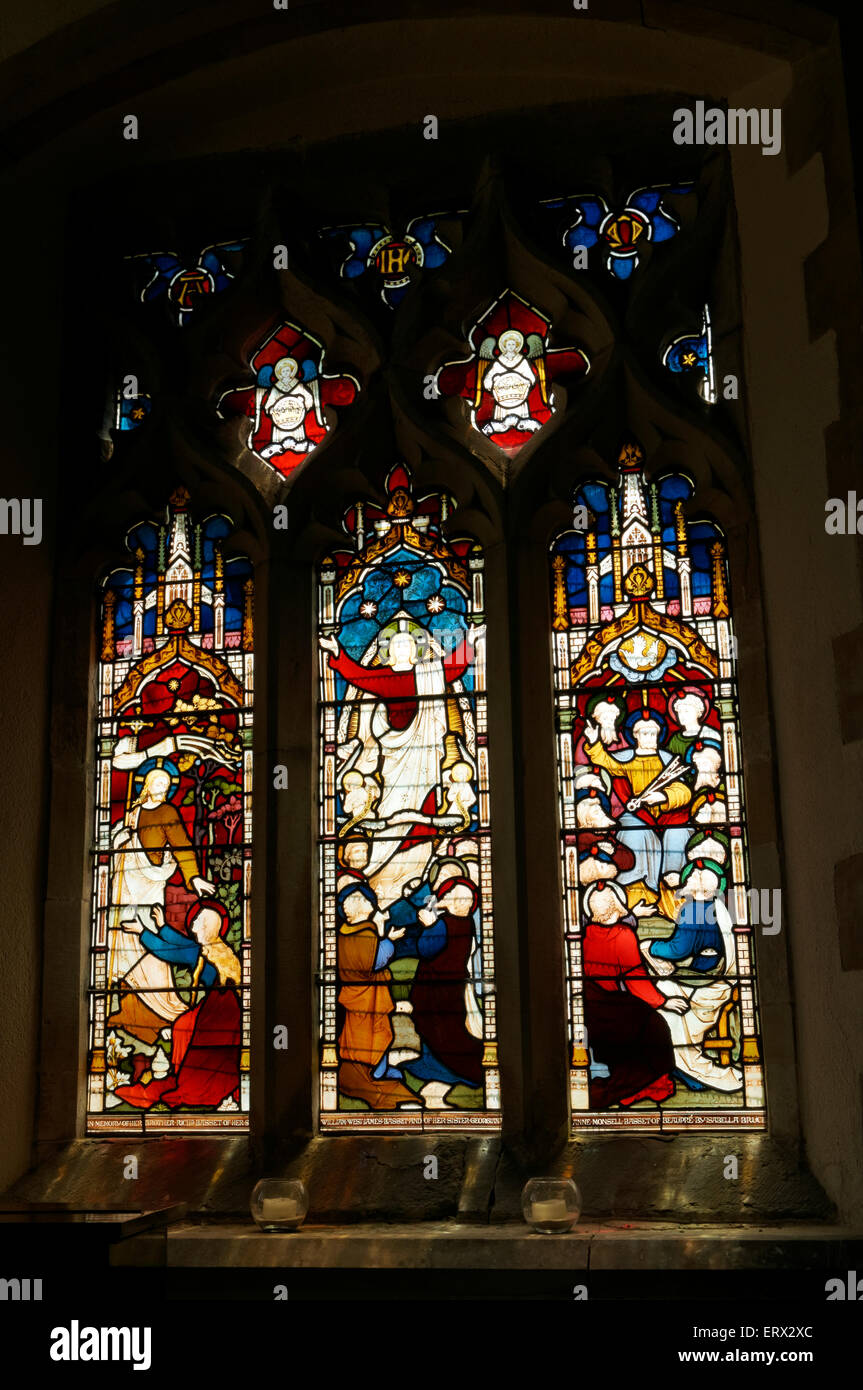 Le finestre di vetro macchiate, sant Ilario la chiesa di Sant'Ilario, Cowbridge, Vale of Glamorgan, South Wales, Regno Unito. Foto Stock