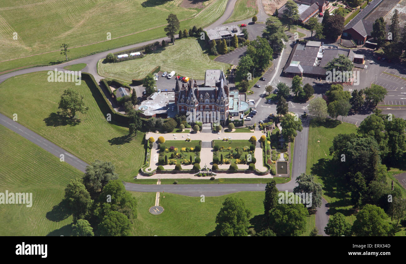 Vista aerea del Chateau Impney Hotel & Exhibition Centre, Droitwich Spa, Worcestershire, Regno Unito Foto Stock