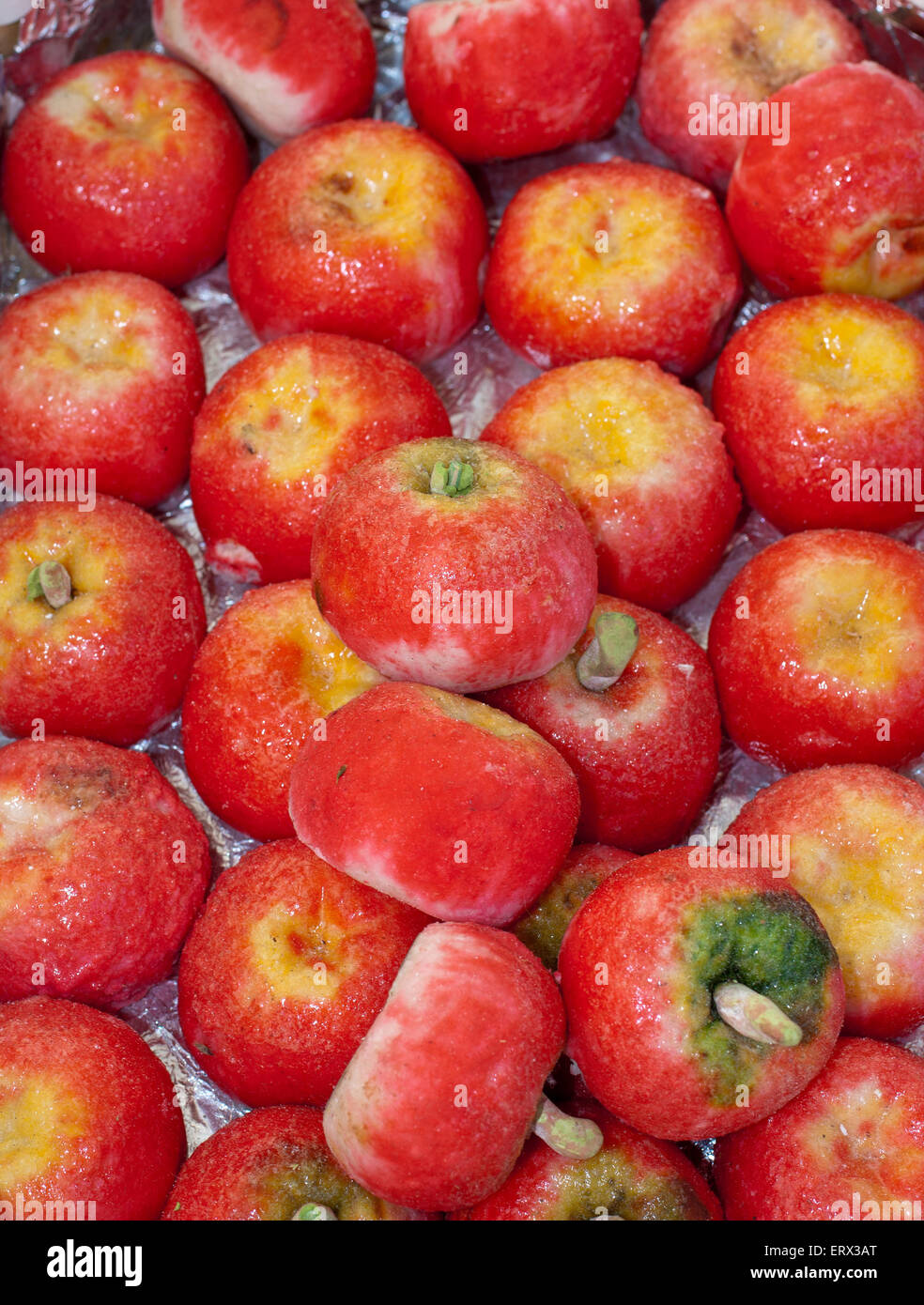 Frutta dolci a forma di marzapane o pasta di mandorle, mele e fichidindia Foto Stock