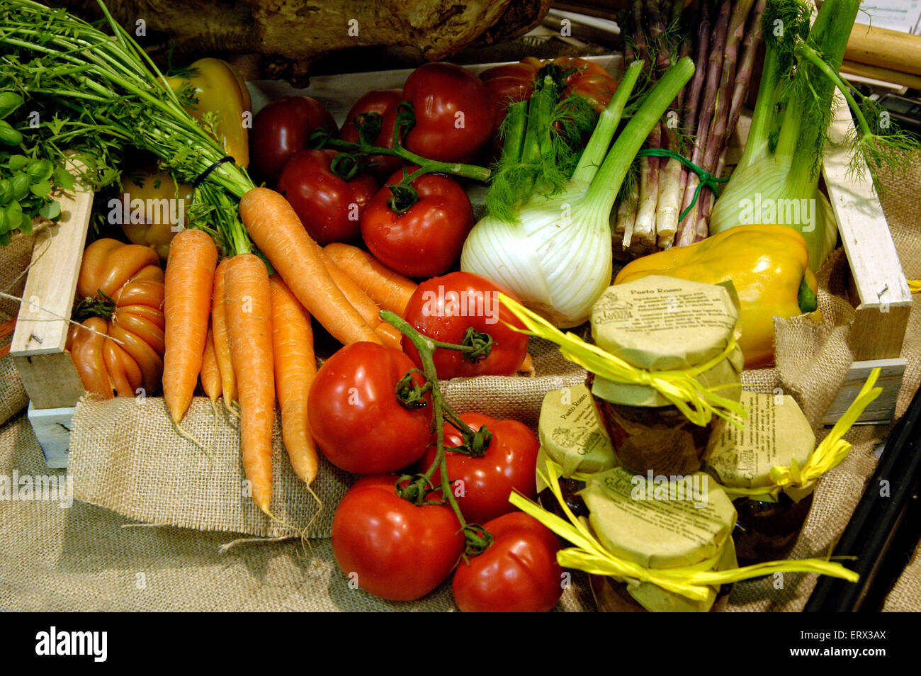 Organico fresche verdure in scatola di legno con la iuta in un mercato Foto Stock