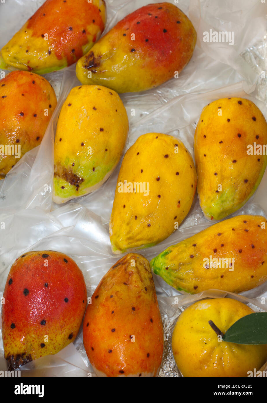 Frutta dolci a forma di marzapane o pasta di mandorle, mele e fichidindia Foto Stock