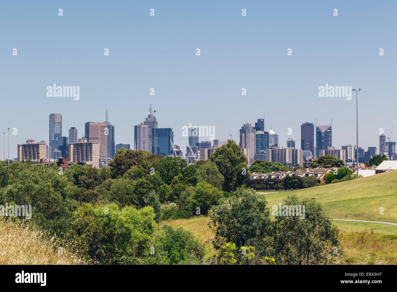 Melbourne skyline della città visto dalla curva di Yarra Park, Clifton Hill, Melbourne, Victoria, Australia, Merri Creek Trail in primo piano Foto Stock