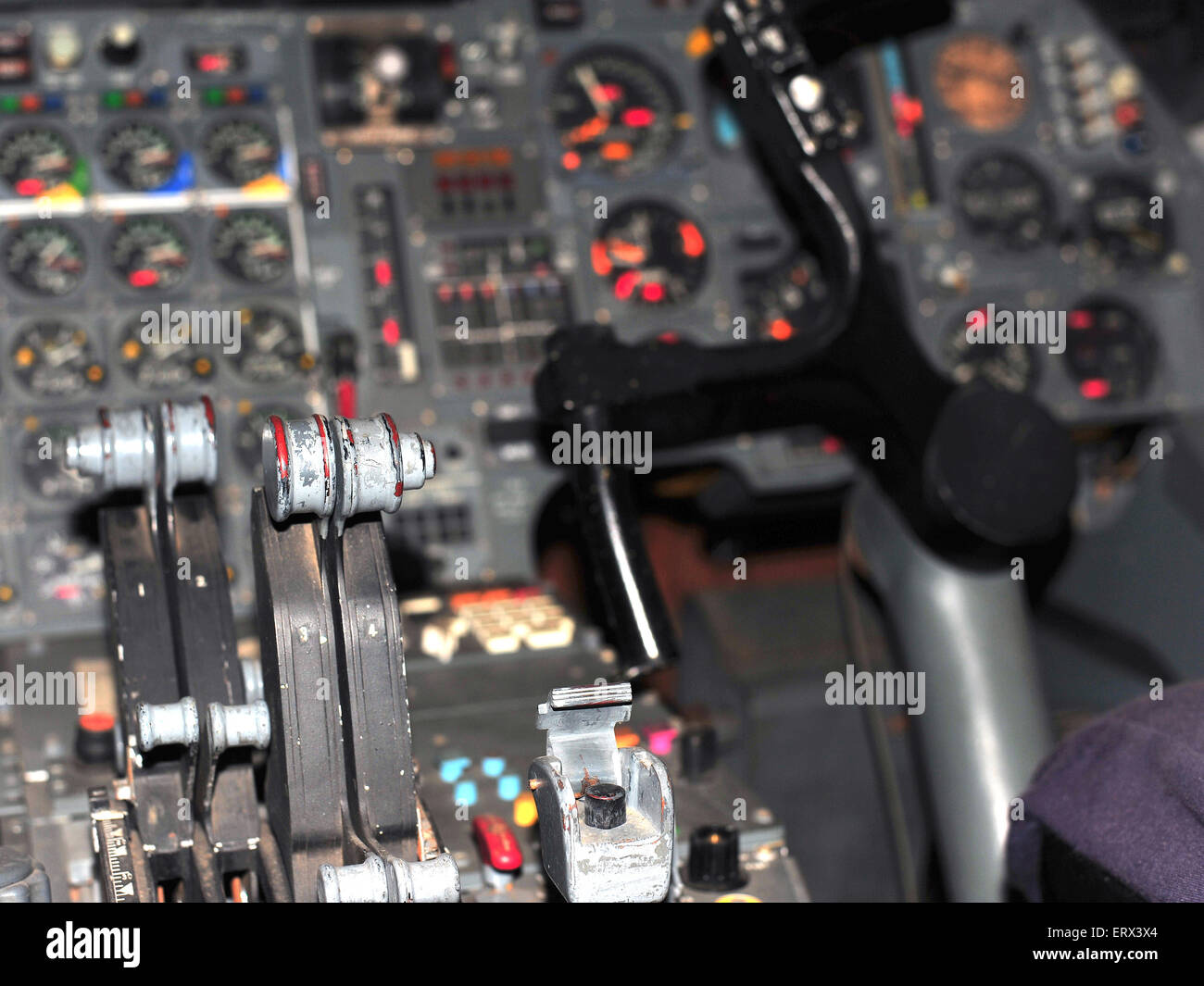 Strumenti, tasti e manopole, all'interno del prototipo cockpit creato durante la fase di progettazione del Concorde jet. Foto Stock