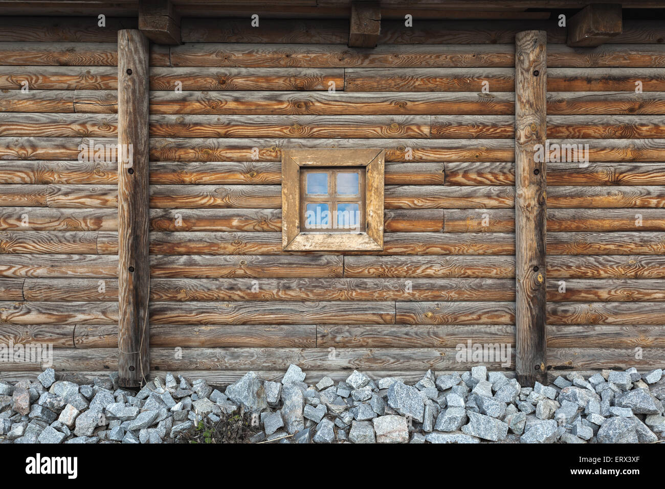 Vecchia finestra della vecchia casa in legno sullo sfondo delle pareti in legno Foto Stock