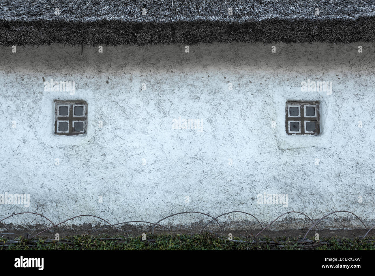 Vecchia finestra sullo sfondo delle pareti in argilla. Consistenza Foto Stock