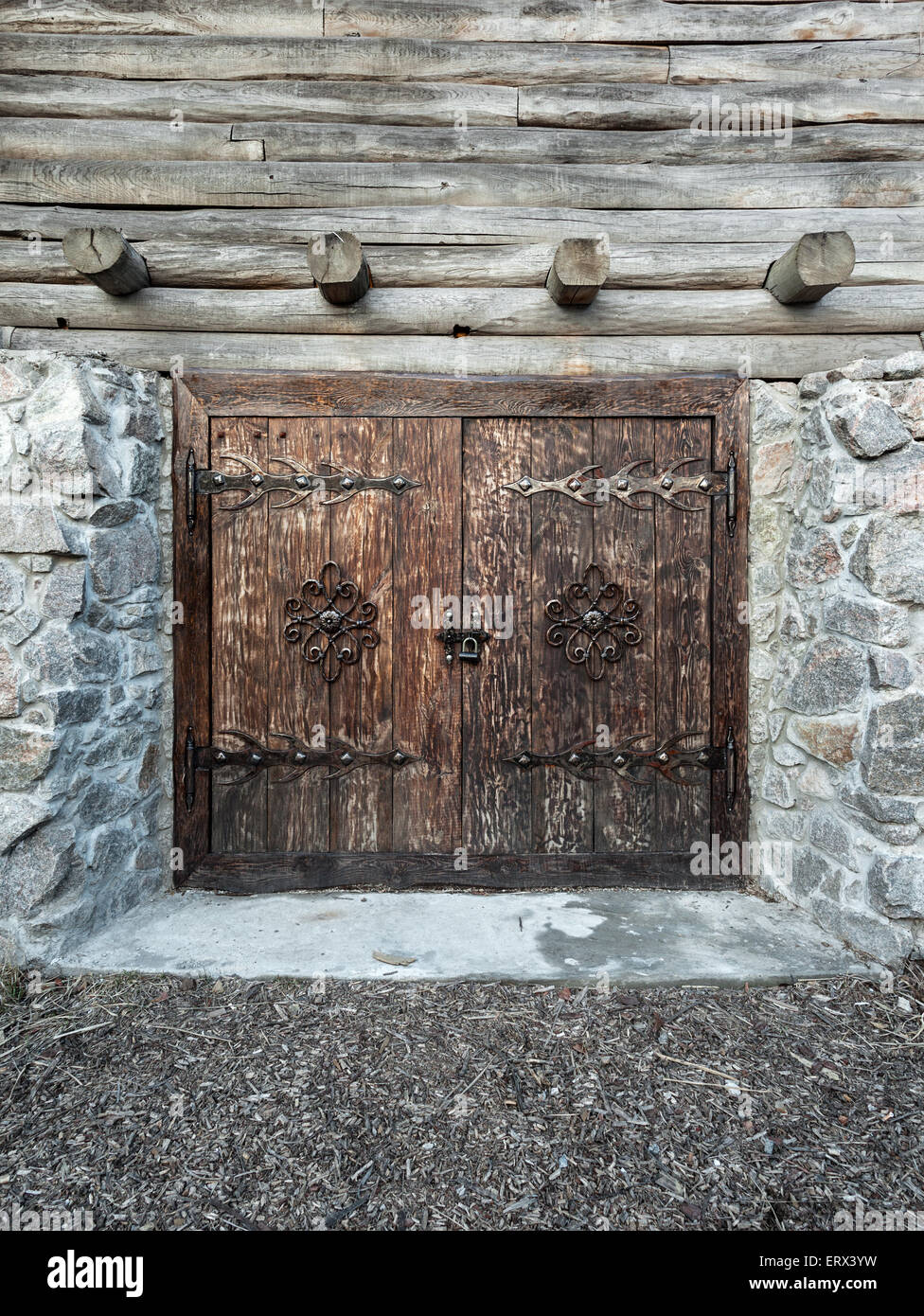 Vecchio legno porta con serratura e parete di granito. Sfondo per la progettazione Foto Stock
