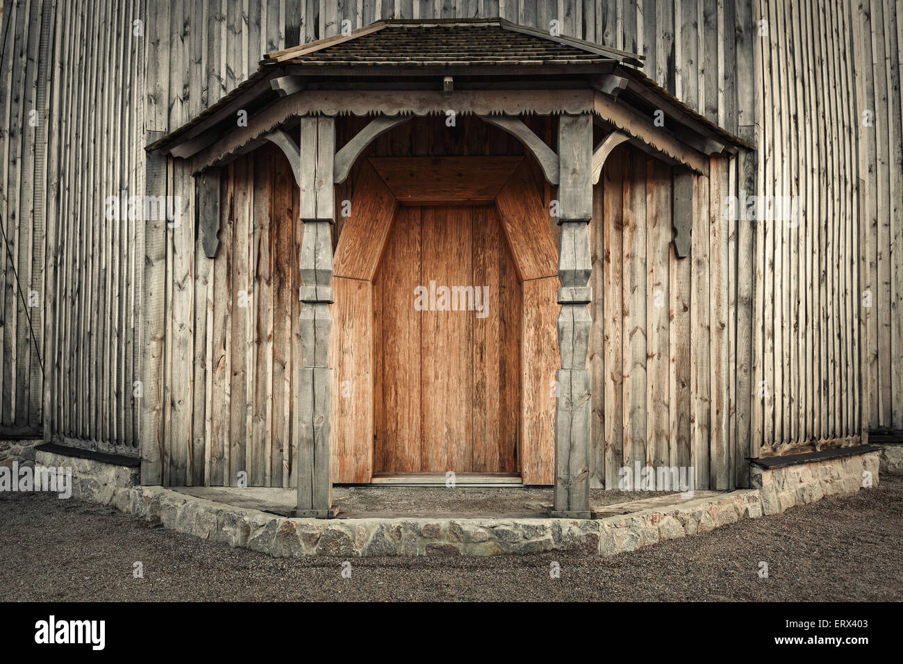 Vecchio legno porta con serratura e parete. Sfondo per la progettazione Foto Stock