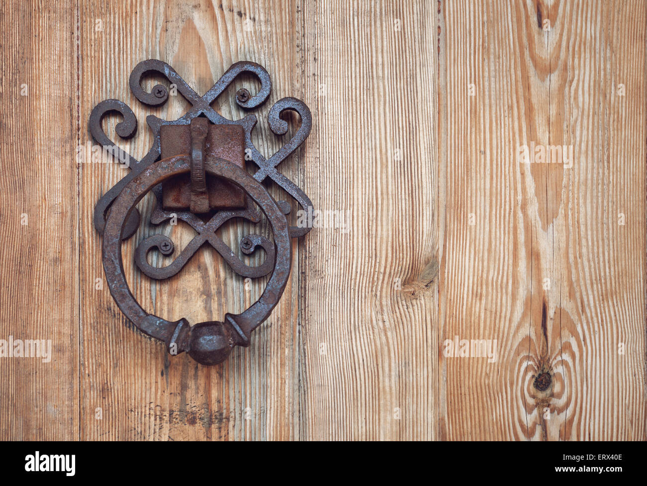 Vecchio arrugginito masaneta e porta di legno. Sfondo per la progettazione Foto Stock