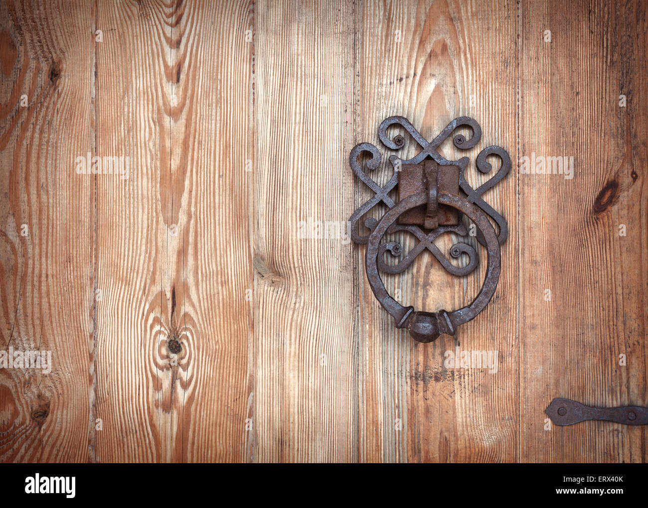 Vecchio arrugginito masaneta e porta di legno. Sfondo per la progettazione Foto Stock