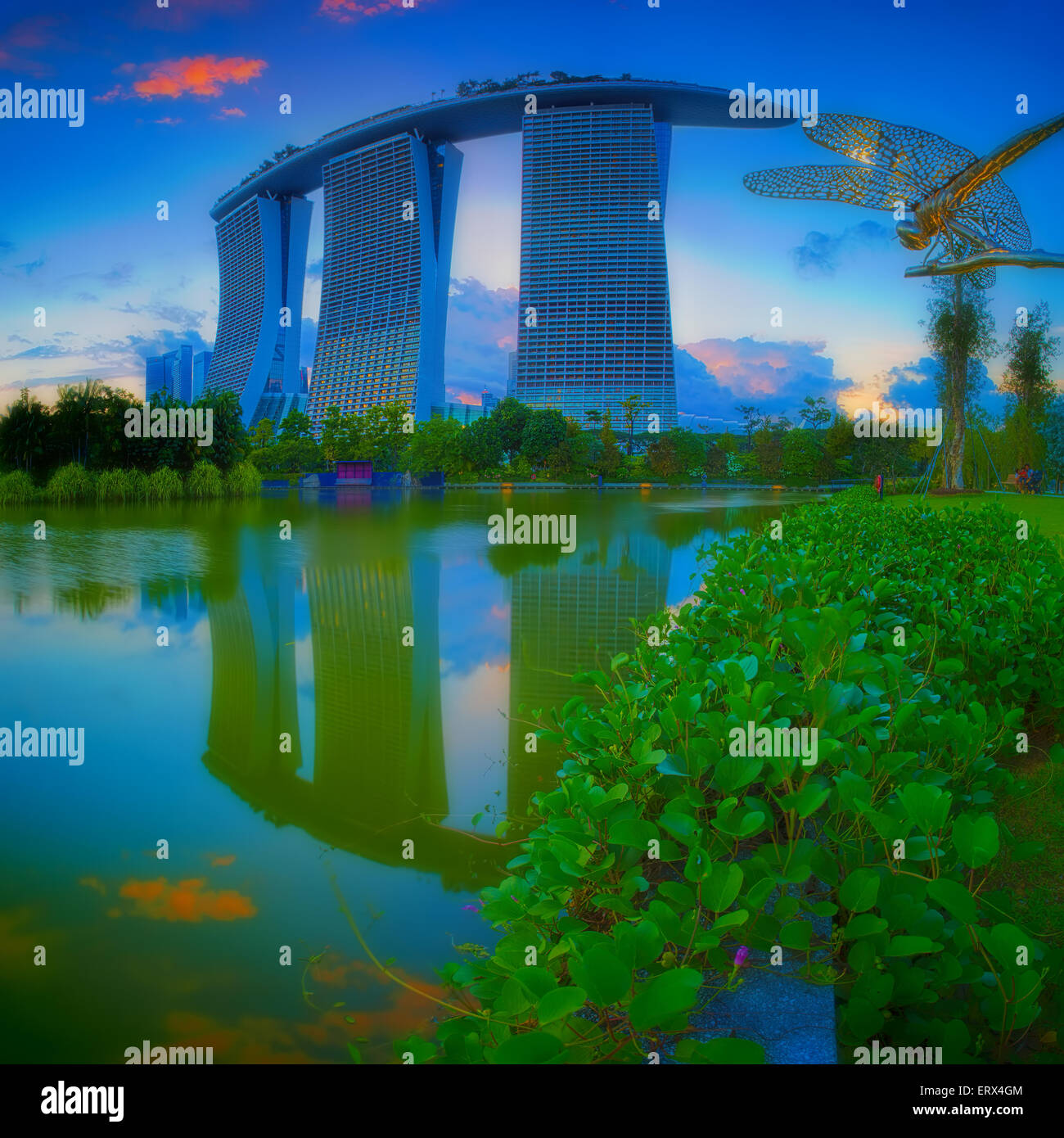 SINGAPORE-maggio 29: vista serale del laghetto a forma di libellula, e Marina Bay Sands a giardini dalla baia il 29 maggio 2015 a Singapore. Foto Stock