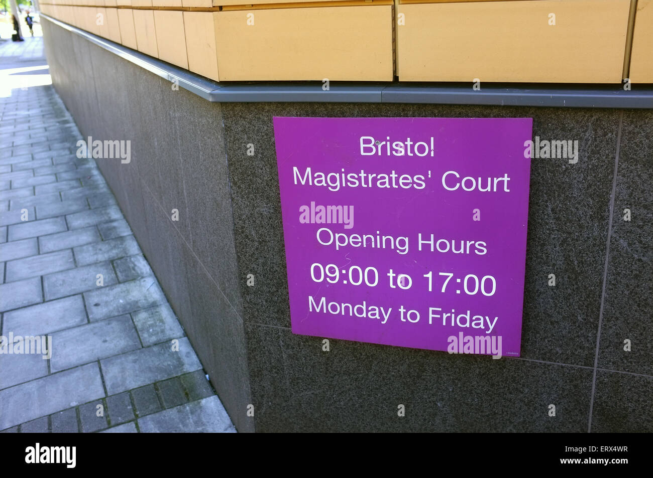 Un orario di apertura segno al di fuori del Bristol Corte dei magistrati. Foto Stock