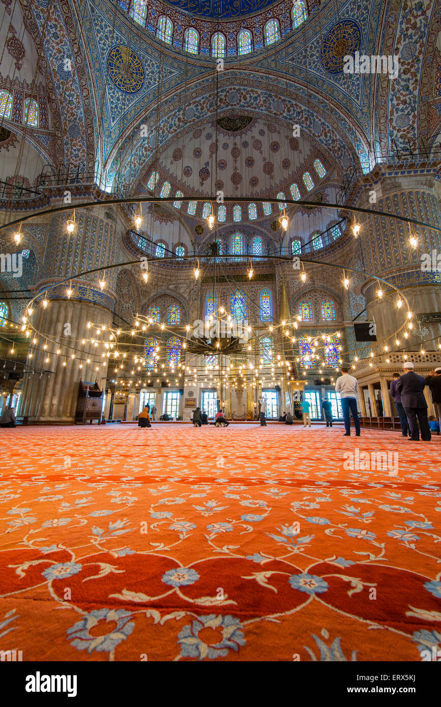 Basso angolo di visione della preghiera area all'interno della Moschea del Sultano Ahmed, o la Moschea Blu, Sultanahmet, Istanbul, Turchia Foto Stock