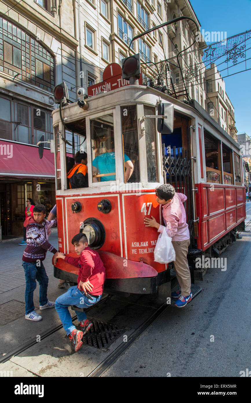Taksim-Tunel nostalgia del tram, Beyoglu, Istanbul, Turchia Foto Stock