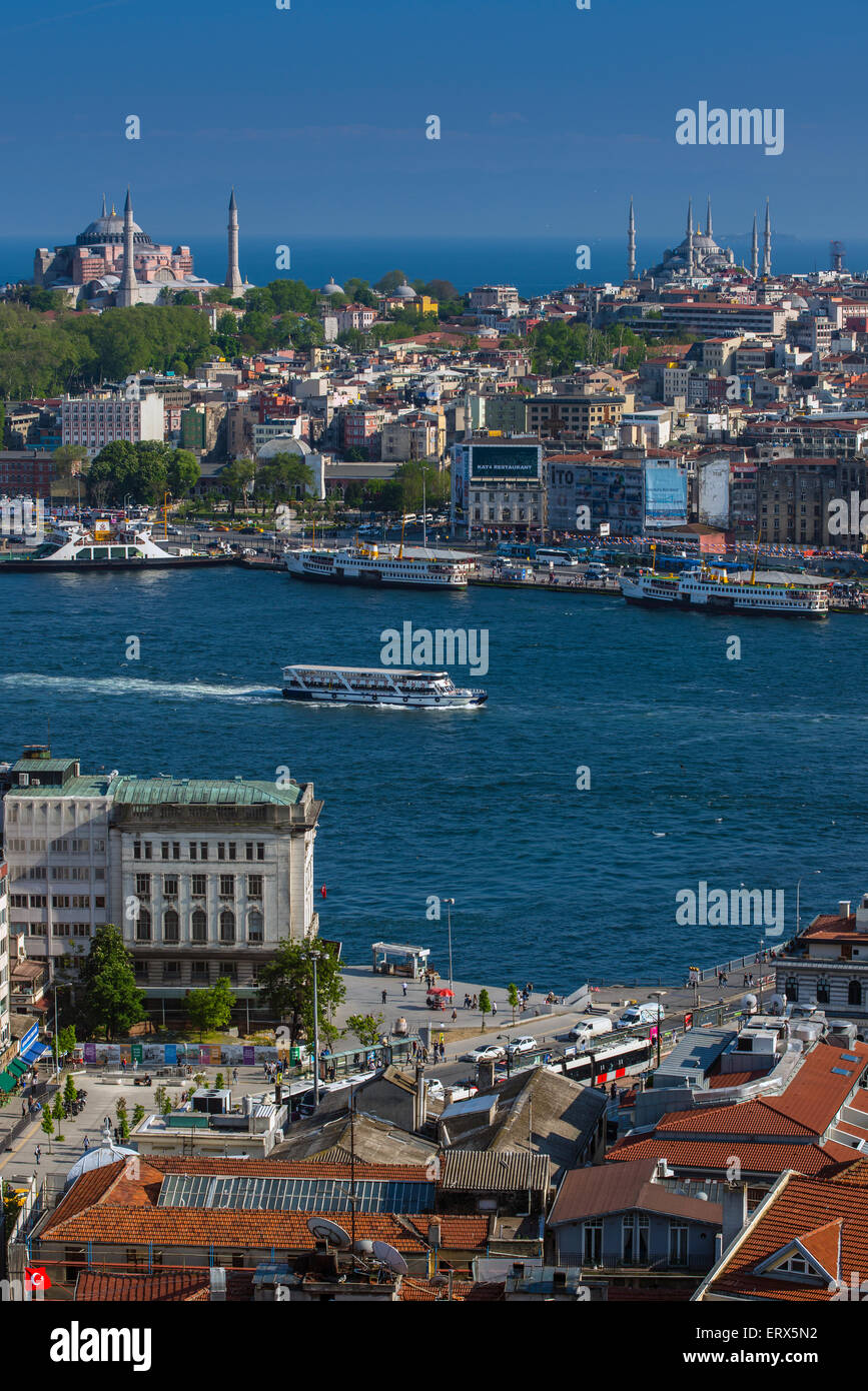 Skyline della città con Hagia Sophia e Sultan Ahmed moschea o la Moschea Blu, Istanbul, Turchia Foto Stock