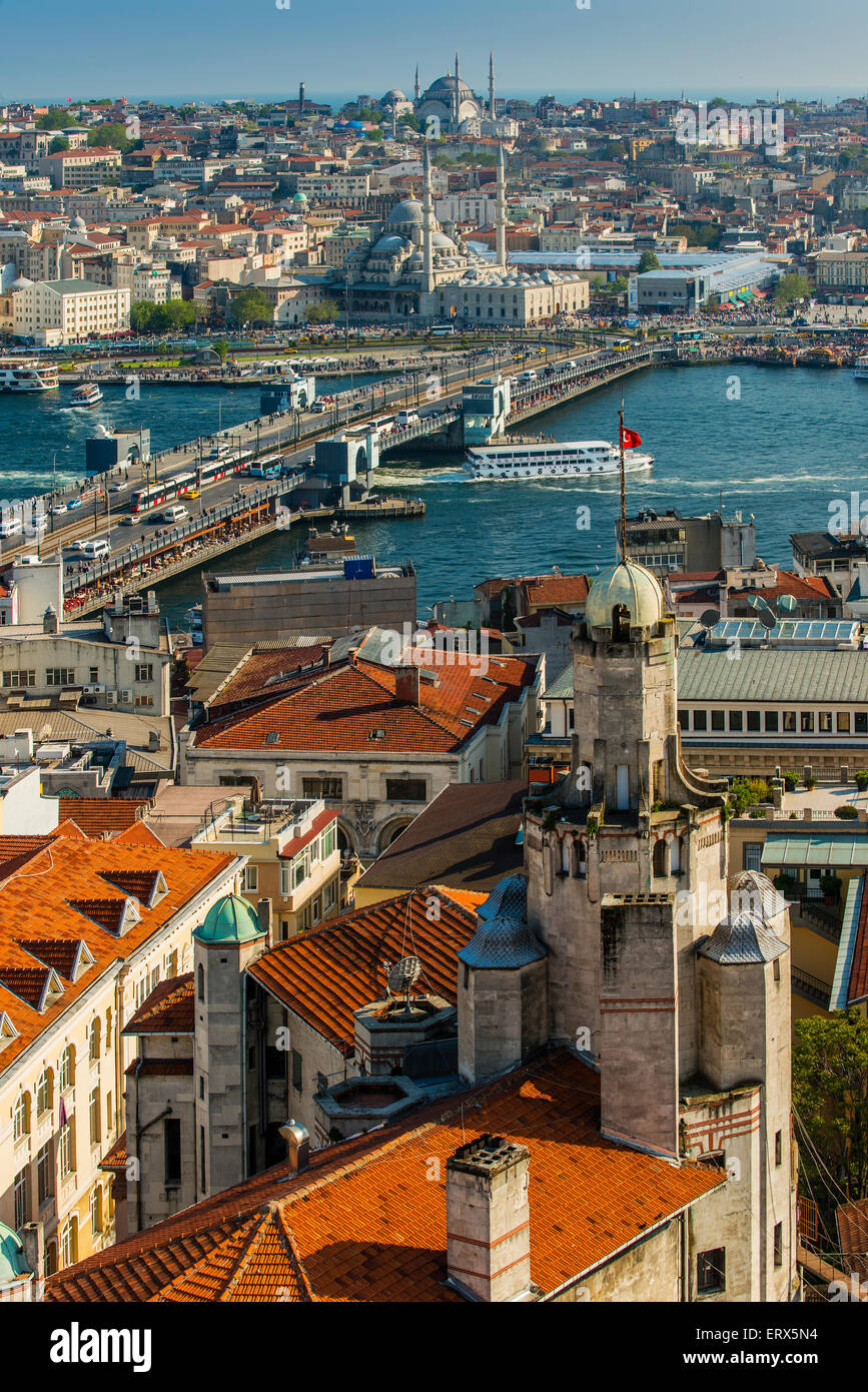 Skyline della città con il Ponte di Galata e Golden Horn, Istanbul, Turchia Foto Stock