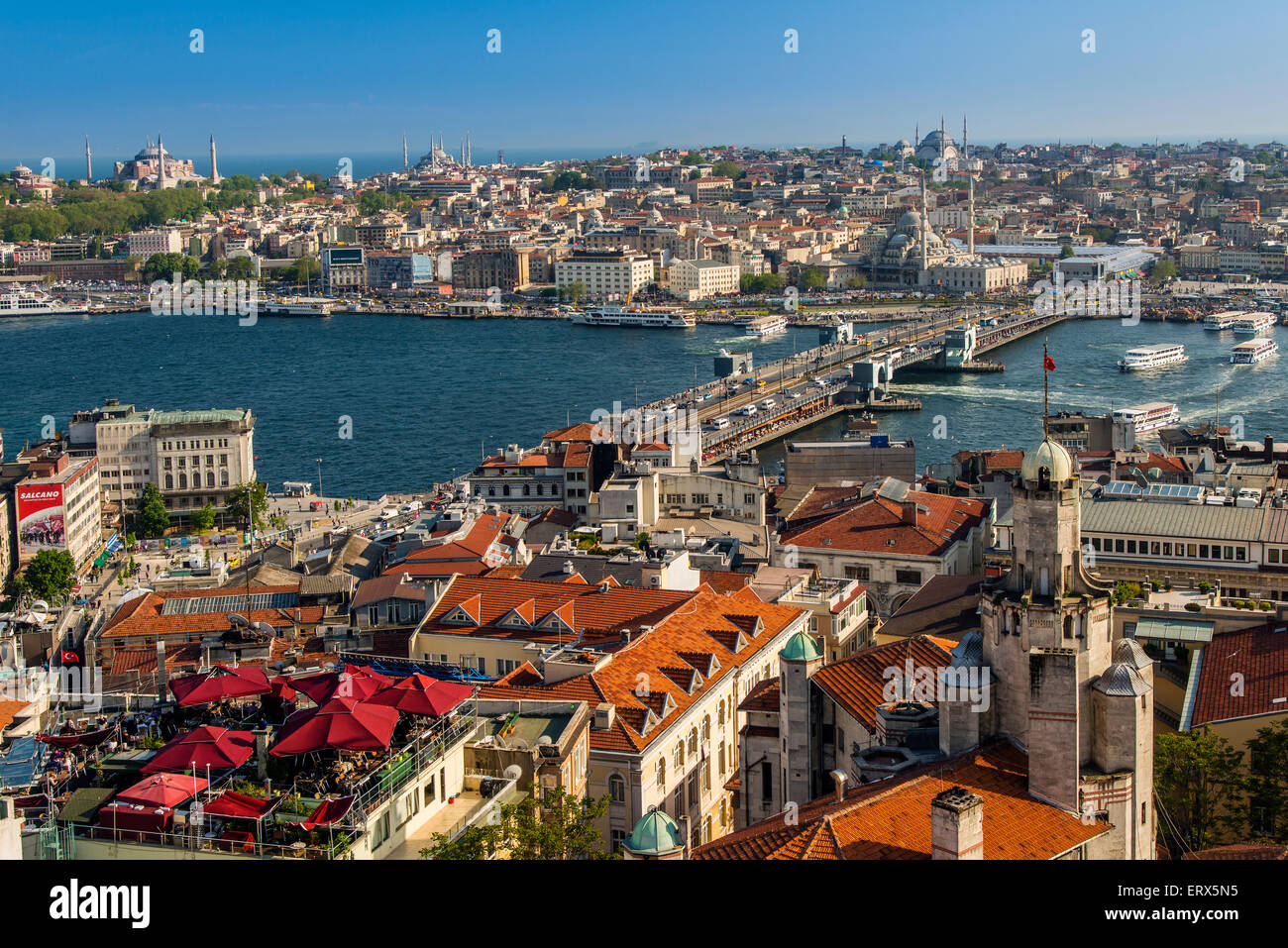Skyline della città con il Ponte di Galata e Golden Horn, Istanbul, Turchia Foto Stock