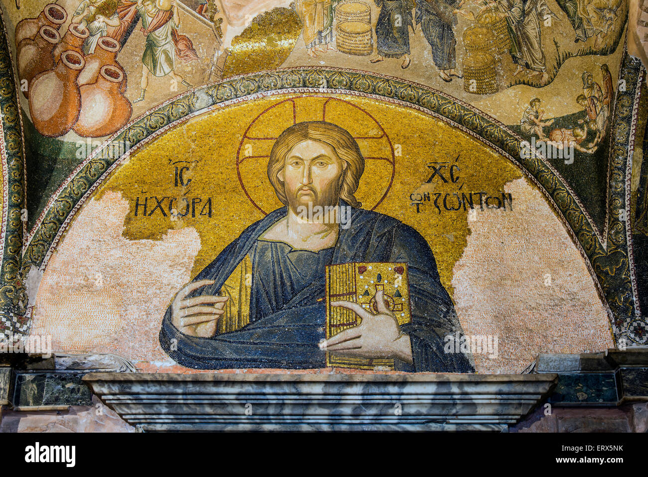 Il mosaico nella lunetta sopra il portale principale con il ritratto di Cristo, Chiesa di Chora o il Museo Kariye, Istanbul, Turchia Foto Stock
