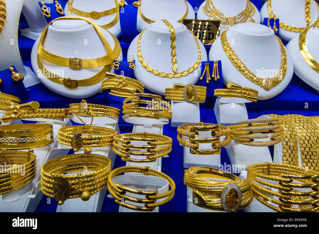 Vetrina con gioiellerie e oro bracciali, Grand Bazaar, Istanbul, Turchia Foto Stock