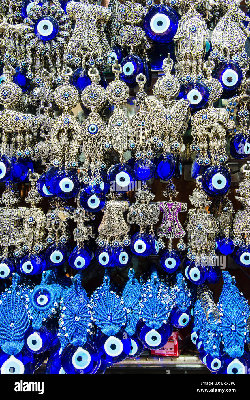 Gli occhi di Allah sul display in un negozio del Grand Bazaar (Kapalıcarsi), Istanbul, Turchia Foto Stock