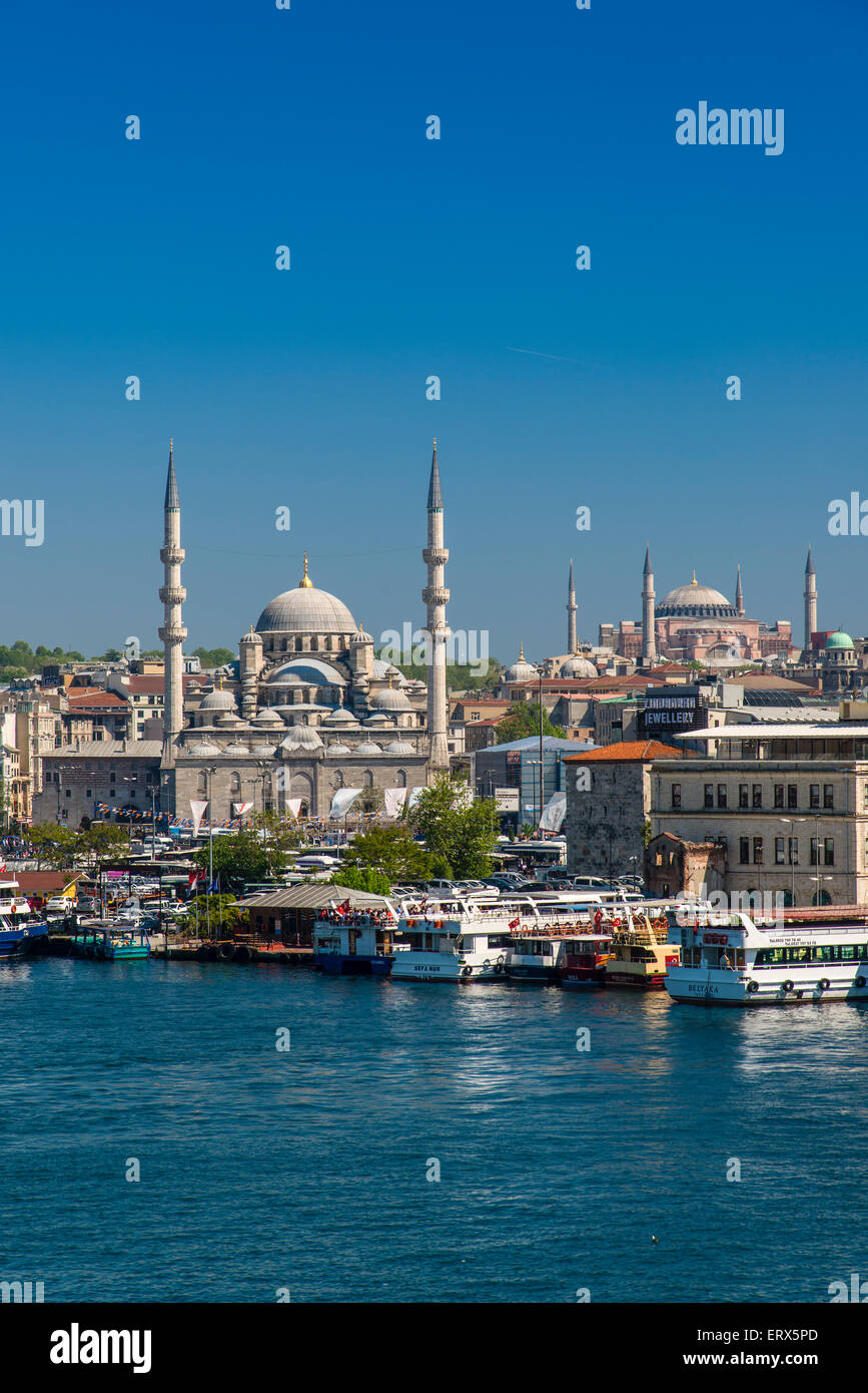 Skyline della città con Yeni Cami o nuova moschea e Hagia Sophia, Istanbul, Turchia Foto Stock